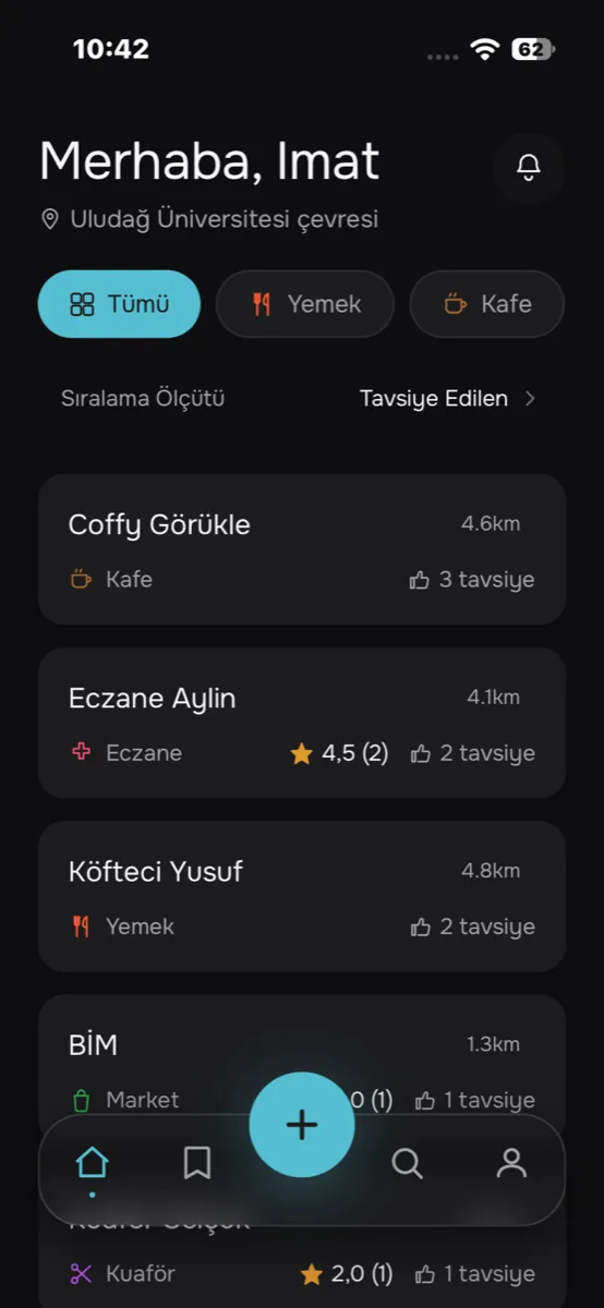Tavsiye uygulamasında keşif ekranı, şehirdeki kafe ve restoranların listesi